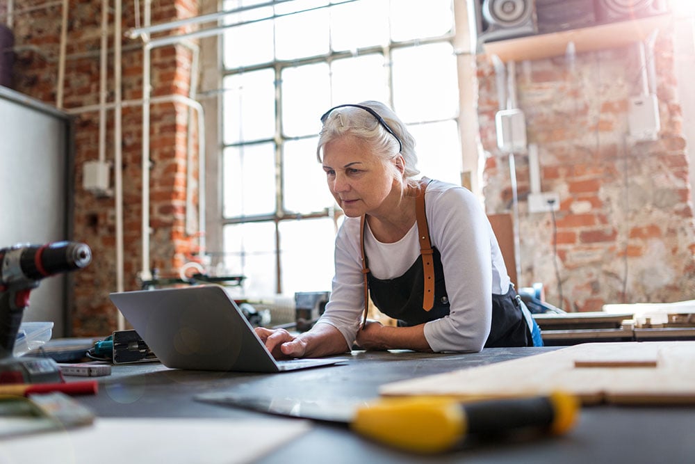 A tradesman does insurance research online.